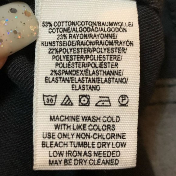 EUC Flattering Black capri Pants - STRETCHY - Picture 6 of 7